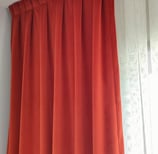 Tenture velours terracotta finition tête plis plats