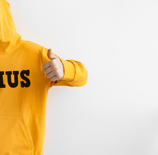 vaikas su geltonu dzemperiu ant kurio yra parasytas vardas Vilius
