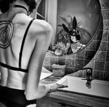 Photo artistique noire et blanc d'une jeune femme en sous vêtements et bas avec des oreilles de lapin 