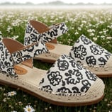 Contoh sandal espadrilles dengan bagian atas dari kanvas SIGNIFO bermotif.