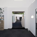 Image réaliste du projet vue vers le couloir et le puit de lumière avec de la végétation stabilisée