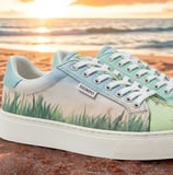 Sepatu kanvas SIGNIFO warna laguna dengan print sublim ombak untuk desain custom.