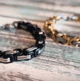 bracelets et gourmettes homme, stylé et robustesse en acier, argent ou nylon