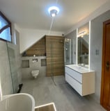 Remont łazienki z kabiną prysznicową, WC podtynkowym i podświetlanym lustrem LED