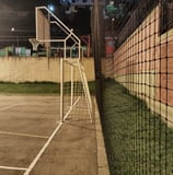 Porteria dentro de un cerramiento deportivo