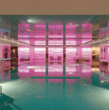 Ein Pool mit Liegestühlen.