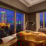 Hotelzimmer mit Blick auf die Skyline in Frankfurt