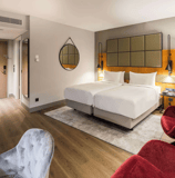 Ein Schlafzimmer mit einem Bett und einem Stuhl.
