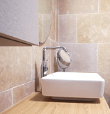 Salle de bains avec douche à l'italienne, vasque sur plan, tiroir en chêne clair, niches déco.