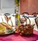 tavola apparecchiata in un agriturismo
