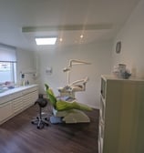 Salle de soins du cabinet dentaire à Chastre, équipée pour des traitements en toute sérénité.