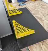 Equerre en impression 3D fixée sur une étagère