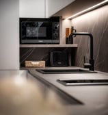 una cocina con microondas, horno y tostadora.