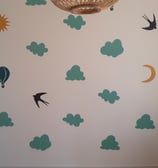 Fresque dans chambre d'enfant représentant des nuages faits au pochoir