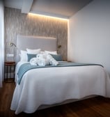 Una cama con toallas encima