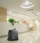 robot za čišćenje phantan čistio u čekaonici