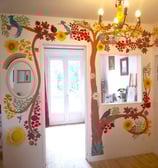 Fresque représentant un arbre de vie peinte sur le mur intérieur d'une habitation par Marie Hardy