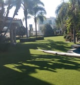 pasto sintetico instalado en un salon de eventos con alberca