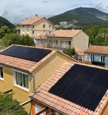 Installation de panneaux photovoltaïques réalisée par la société ALSUN ENERGY