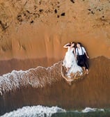 sposi distesi sulla spiaggia di Ragusa