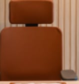 Mesa de consultório reformado pela Nattú Engenharia com cadeira ergonômica e luminária moderna