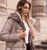 Une femme qui porte une doudoune réversible