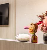 Recepção de consultório, decorada e iluminação suave. Reforma feita pela Nattú Engenharia