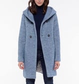 Une femme qui porte un manteau bleu