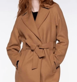 Une femme qui porte un manteau