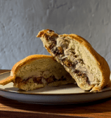 une brioche glacée, avec un nappage et des toppings croustillant
