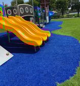 pasto sintetico instalado en un area de juegos de una terraza infantil