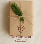 Regalo personalizado envuelto con estilo natural, ideal para ocasiones especiales, hecho a mano por 