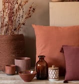 Céramique et coussins terracotta