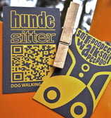 www.hunde-sitter.pro Visitenkarten am Schild im Wald befestigt