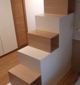 Meuble escalier sur mesure porte cannage