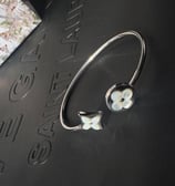 Brazalete de plata Cartier para mujer, joya de lujo con diseño elegante y distintivo de la marca