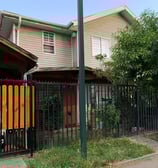 casa de dos pisos blanca ventana con cierre de reja y antejardin con pasto