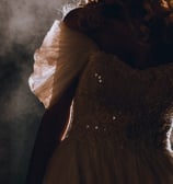 una sposa in abito da sposa in piedi su una porta