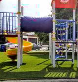pasto sintetico instalado en un area de juegos para niños