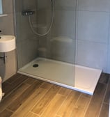 salle de bain montrant douche, évier et wc