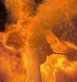 l'artista di firestorm avvolto dal fuoco durante l'esecuzione del numero sparkle