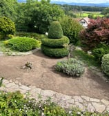 Gepflegter Garten aus anderer Perspektive. Ideenreichtum. Möglichkeiten den Garten zu gestalten