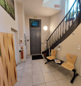 Salle d'attente pour les clients et les patients claire et agréable