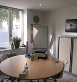 Bureau meublé et lumineux grâce à une grande