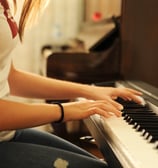 aluna na aula de música na escola toque talento em arapongas no parana