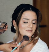 Cliente após produção de maquiagem e penteado em Araucária