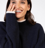 Une femme qui porte un pull en maille