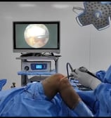 Dr Vijay Chandar performing minimally invasive arthroscopic surgery on a patient's knee