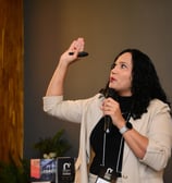 Convidada do Destrave Seu Sucesso palestrando sobre finanças.