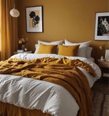 Chambre ocre avec linge de lit moutarde